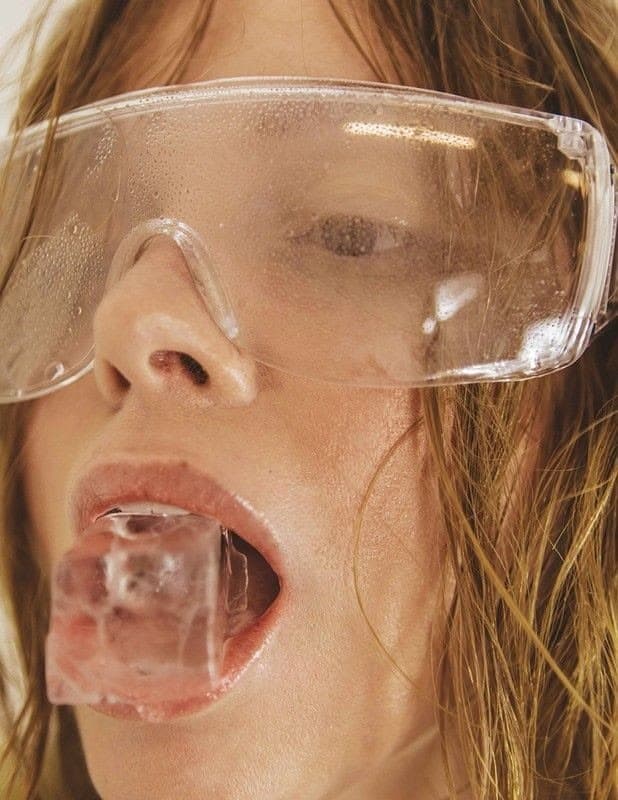 Contrast therapy, glace et lunettes
